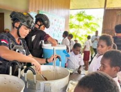Satgas Yonif 733/Masariku Bantu Penuhi Gizi Anak Papua dengan Bagikan Makanan Sehat