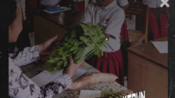 Hadiah Tanpa Kata: Guru Papua Ini Terharu Terima Hasil Kebun dari Muridnya di Hari Guru